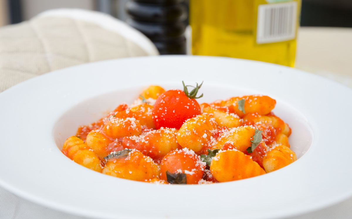Gnocchi med tomatsås och basilika