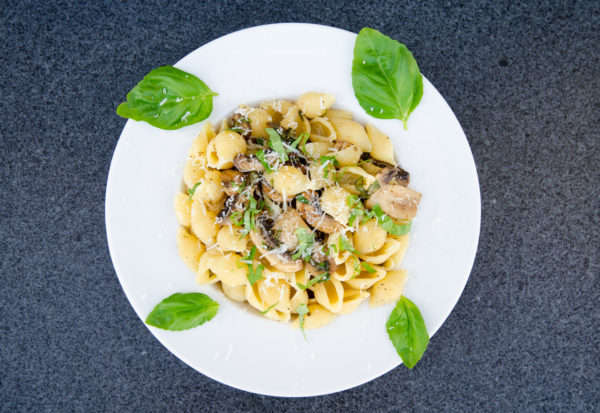 Vegetarisk pasta med basilika och champinjoner