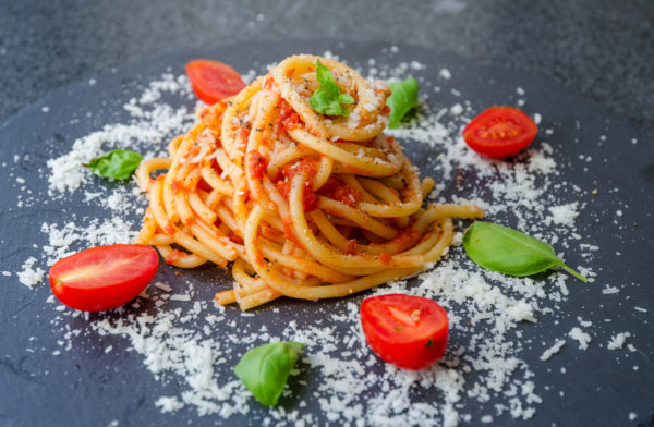 Buccatini i tomatsås
