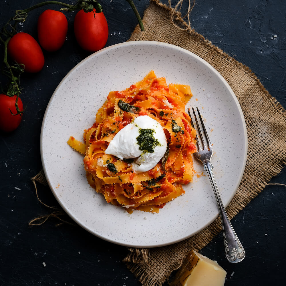 Pasta med tomatsås och burrata