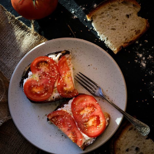 Toast med tomat och ricotta